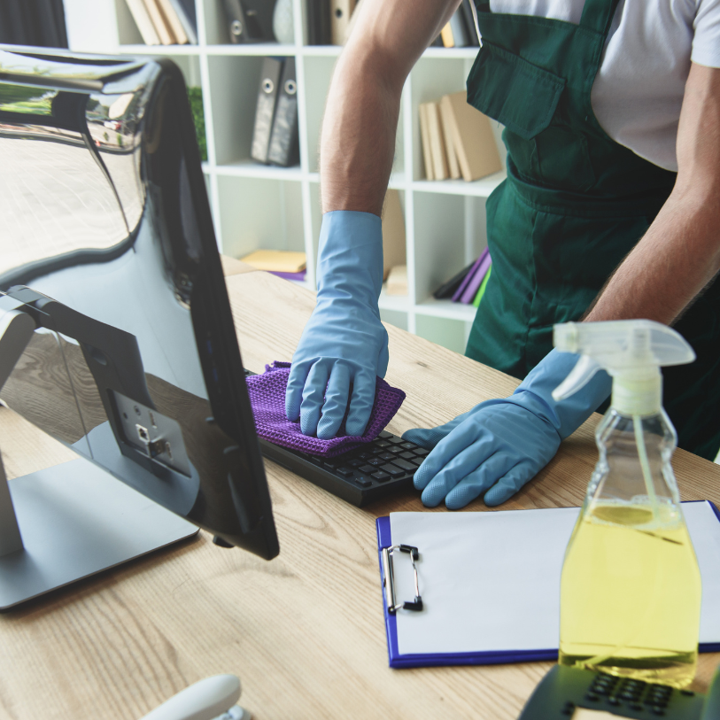 Mitarbeiter von BP Gebäudeservice bei der Büroreinigung eines Arbeitsplatzes in Diepholz